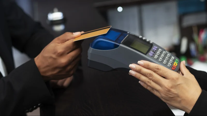 Banco Central reduz limite de gastos com cartões no exterior – MozFlash24H